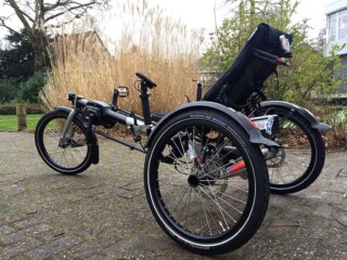Er zijn nog een paar Hase Kettwiesels beschikbaar! 🚲Zin om eropuit te gaan? De Hase Kettwiesel is een stabiele, sportieve driewielfiets met elektrische trapondersteuning. Daarmee fiets je comfortabel en vergroot je eenvoudig je actieradius. Een heuvel, viaduct of langere tocht? Dankzij de elektrische ondersteuning kom je een stuk makkelijker vooruit. 💪De fiets heeft een comfortabel ligzadel, 8 versnellingen en een actieradius van ongeveer 50-70 km, afhankelijk van de gekozen ondersteuning.De Kettwiesel is zeer geschikt voor mensen met verminderde beenkracht. Er zijn nog een paar exemplaren beschikbaar, dus wacht niet te lang!👉 Benieuwd of de Hase Kettwiesel iets voor jou is? Bekijk de fiets en alle informatie via alsopdeweg.nl/hulpmiddelen-hase-kettwiesel/#ALSopdeweg #HaseKettwiesel #Hulpmiddelen #ElektrischeFiets
