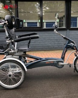 Fietsen met weinig of geen kracht in je armen en schouders? Dat kan met de Van Raam Easyrider! 🚲 Deze bijzondere elektrisch ondersteunde driewielfiets wordt bestuurd met je schouders en bovenlichaam. Door je gewicht te verplaatsen, stuur je van links naar rechts. Even wennen misschien, maar zo kun je toch zelfstandig blijven fietsen.De Easyrider is stabiel en elektrisch ondersteund. Wel is het belangrijk dat je je benen nog goed kunt gebruiken en voldoende rompstabiliteit hebt. Ook moet je zelfstandig kunnen lopen, gaan zitten en weer opstaan vanuit een redelijk diepe zit.Benieuwd of deze fiets bij jou past? In overleg met je ergotherapeut kun je bij ALS op de weg een proefrit inplannen. Of meer informatie over de Van Raam Easyrider en onze andere hulpmiddelen vind je via alsopdeweg.nl/hulpmiddelen-van-raam-easyrider-met-schouderbesturing/. ❤️#ALSopdeweg #Hulpmiddelen #Driewielfiets #StopALS