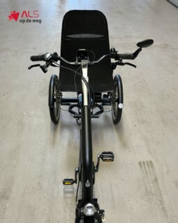 Comfortabel op weg met de Huka Cortes!❤️ Deze comfortabele fiets heeft elektrische trapondersteuning van Shimano Steps, waardoor fietsen een stuk makkelijker kan worden. Dankzij de verstelbare vering, de comfortabele zitpositie en de vele instelmogelijkheden kan de fiets worden aangepast aan de gebruiker.Ook aan veiligheid en gebruiksgemak is gedacht: de schijfremmen rondom zorgen voor goede remprestaties en het stuur is eenvoudig verstelbaar. Zo biedt de Huka Cortes veel mogelijkheden om comfortabel en met vertrouwen op weg te gaan. 🚲Want eropuit kunnen, genieten van de buitenlucht en zelfstandig of samen mooie momenten beleven, is ontzettend waardevol. Benieuwd naar meer informatie? Kijk op alsopdeweg.nl/hulpmiddelen-huka-cortes#ALSopdeWeg #ALS #PSMA #PLS #Hulpmiddelen #Huka