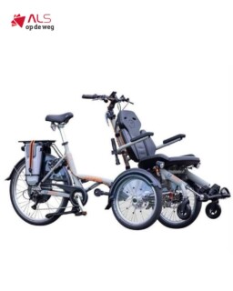 Goed nieuws! We krijgen binnenkort twee OPair-rolstoelfietsen van Van Raam. 🚲 Daarmee kunnen we nog meer mensen helpen om eropuit te gaan en samen te genieten van een fietstocht.De OPair is speciaal ontworpen om iemand die in een rolstoel zit comfortabel en veilig mee te nemen op de fiets. De passagier heeft een fijne zitplaats aan de voorkant, met goed zicht op de omgeving. De zitting is verstelbaar en de fiets biedt veel mogelijkheden om deze aan te passen aan de persoonlijke behoeften van de gebruiker.En extra handig: bij de deelbare variant kan het voorste gedeelte losgekoppeld worden en als rolstoel worden gebruikt. Zo kun je ook op locatie gemakkelijk verder.Voor mensen met ALS, PSMA of PLS en hun naasten kunnen dit soort hulpmiddelen een wereld van verschil maken. Want samen naar buiten gaan en mooie momenten beleven, moet zo lang mogelijk mogelijk blijven.We kijken ernaar uit om deze twee nieuwe aanwinsten binnenkort in gebruik te nemen! ❤️#ALSopdeweg #StopALS #PSMA #PLS #Hulpmiddelen