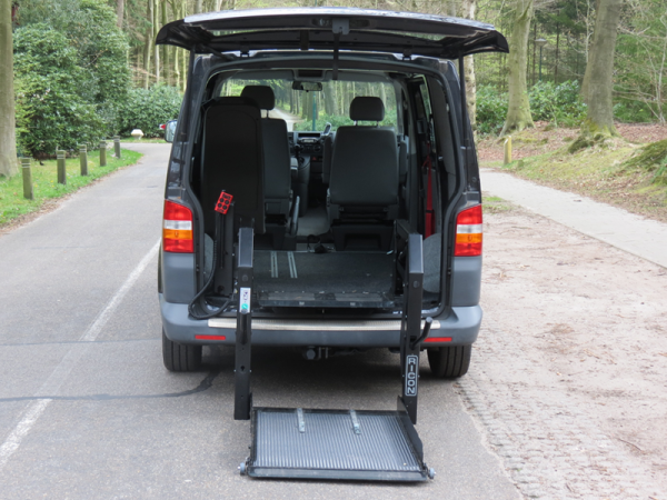 Stichting ALSopdeweg!_Volkswagen Transporter met rolstoellift