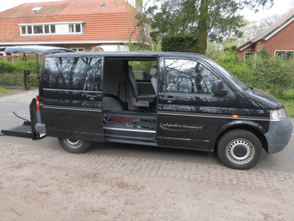 Stichting ALSopdeweg!_Volkswagen Transporter met rolstoellift