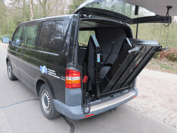 Stichting ALSopdeweg!_Volkswagen Transporter met rolstoellift