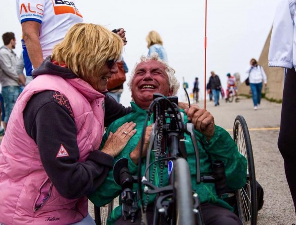 Aad zeer emotioneel aan de finish boven op de Mont Ventoux