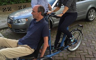 Stichting ALSopdeweg! schaft gezamenlijk een driewieltandem aan