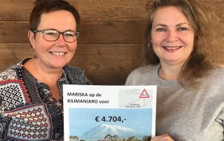 Mariska en Bianca Cheque voor Kilimanjaro