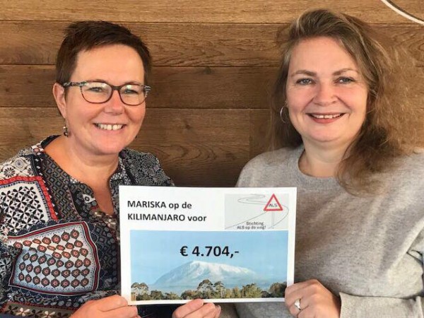 Mariska en Bianca Cheque voor Kilimanjaro