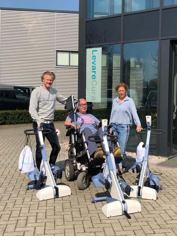 Theratrainer Tigo overhandiging in Vaassen voor stichting ALS op de weg