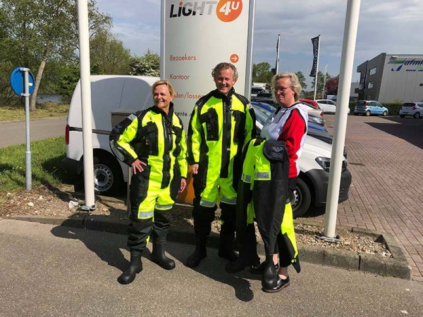 Stichting ALS op de weg - uitreiking droogpakken bij Light4U