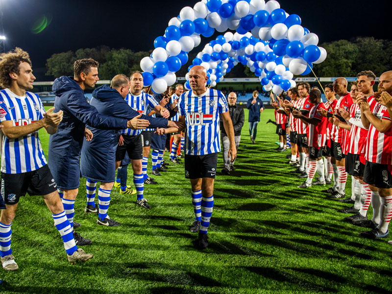 Onder luid gejuich en geklap verlaat Dragan voor de laatste keer het veld