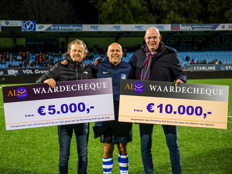 De uitreiking van de cheques door Dragan aan Toon Gerbrands en Richard Beets(ALS op de weg)