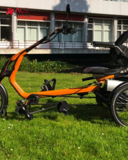 Haal jouw Van Raam Easyrider met elektrische ondersteuning! 🚲 Deze stabiele driewielfiets (3e generatie!) combineert comfort, veiligheid en gebruiksgemak. Dankzij de elektrische ondersteuning fiets je moeiteloos, terwijl de comfortabele zitting, armleuningen en speciale voetenbakjes zorgen voor extra ondersteuning.De fiets is bovendien van alle gemakken voorzien: voor- en achterlicht, knipperlichten, een meeschuivend bagageplateau en een handige oplaadaansluiting in de rugleuning.💡 Onze oranje uitvoering is beschikbaar in maat L.✔️ Stabiele driewielfiets
✔️ Elektrisch ondersteund
✔️ Comfortabel fietsenSamen zorgen we dat iedereen veilig en met plezier op weg kan. Lees meer via alsopdeweg.nl/hulpmiddelen-van-raam-easyrider/#ALSopdeweg #VanRaam #Easyrider #ALSHulpmiddelen