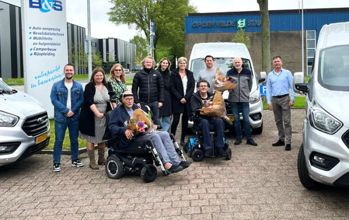 Stichting ALS op de weg reikt wederom drie nieuwe bussen uit aan drie gezinnen