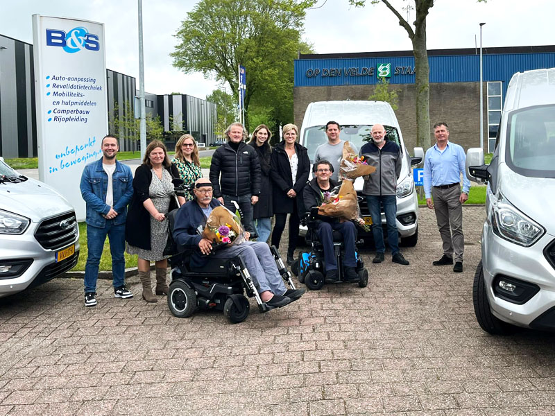 Stichting ALS op de weg reikt wederom drie nieuwe bussen uit aan drie gezinnen