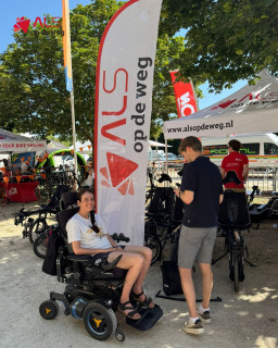 De @tourduals is van start gegaan! 🚴‍♀️ Vandaag gaan deelnemers, patiënten, naasten en supporters samen de uitdaging aan op de indrukwekkende Mont Ventoux.Wij wensen alle deelnemers ontzettend veel succes en vooral een prachtige en onvergetelijke dag toe. 🍀💪Ook Stichting ALS op de weg is vandaag weer aanwezig om patiënten te ondersteunen met de benodigde hulpmiddelen, zodat zij deze bijzondere prestatie kunnen beleven en samen de Mont Ventoux kunnen beklimmen.Zet 'm op allemaal! Jullie zijn stuk voor stuk toppers! ❤#TourduALS #ALSopdeweg #MontVentoux #TDA26 #StopALS