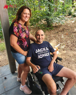 “Waar je zelf nog niet vooruit kan of wil denken, doet ALS op de weg dit voor je.”Toen Melanie haar man Vincent de diagnose ALS kregen, stond hun wereld stil. In de drie jaar die volgden, probeerden ze samen het leven zo mooi mogelijk te maken. Dankzij de steun van Stichting ALS op de weg, onder andere met een rolstoelbus en een Couplebed, hielden zij een stukje vrijheid, regie en kostbare momenten samen."Samen slapen lijkt iets kleins, maar is ontzettend belangrijk. Even samen zijn, tegen elkaar aan liggen en elkaars hand vasthouden."Melanie vertelt openhartig hoe ALS op de weg niet alleen hulpmiddelen biedt, maar ook kennis, begeleiding en een luisterend oor. Juist door vooruit te denken op de momenten dat je daar zelf nog niet aan toe bent, maken zij een wereld van verschil voor mensen met ALS en hun naasten.Benieuwd naar het verhaal van Melanie en Vincent? Lees het volledige interview via alsopdeweg.nl/interview-melanie-roeleveld/#ALSopdeweg #StichtingALS #StopALS #ALSHulpmiddelen