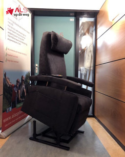 Onze Fitform Vario sta-op stoel is een van de meest aangevraagde hulpmiddelen bij Stichting ALS op de weg.. en we hebben er nog maar een paar beschikbaar!Niet zo gek, want deze stoel maakt opstaan en gaan zitten een stuk gemakkelijker en is volledig naar wens verstelbaar. Zo biedt hij comfort en ondersteuning wanneer dat nodig is.Heb je een sta-op stoel aangevraagd via je zorgverzekeraar? Dan kan de levertijd soms even op zich laten wachten. In de tussentijd kun je via Stichting ALS op de weg een Fitform Vario sta-op stoel in bruikleen krijgen. Zo hoef je niet onnodig zonder passend hulpmiddel te zitten.Bespreek de mogelijkheden met je ergotherapeut of neem contact met ons op via alsopdeweg.nl. We denken graag met je mee.#ALSopdeweg #StopALS #Hulpmiddelen #StichtingALS