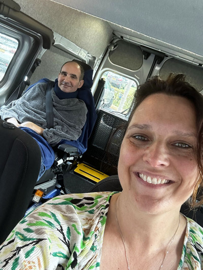 Melanie en Vincent in de bus