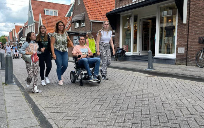 Melanie en Vincent met het gezin in Volendam