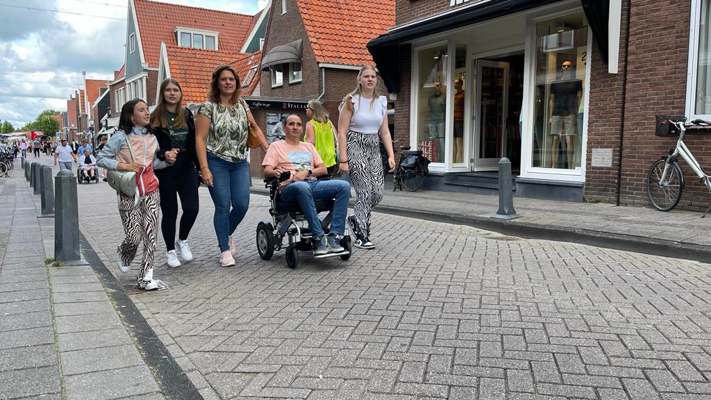 Melanie en Vincent met het gezin in Volendam