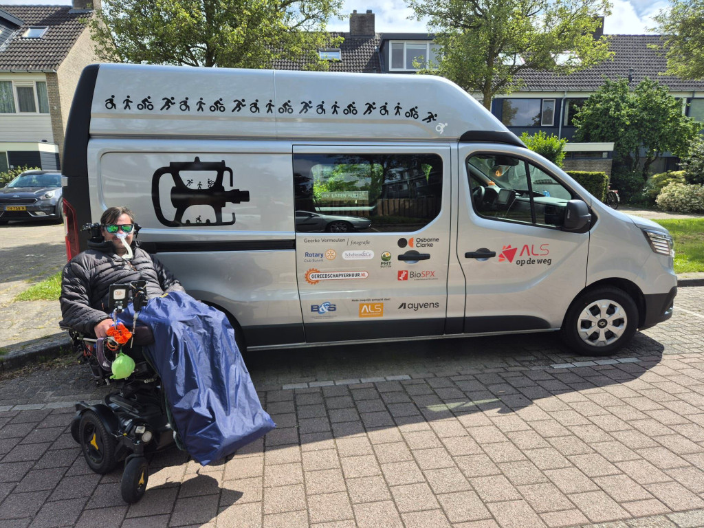 Frank_voor_bus Frank voor zijn PedALS bus van ALS op de weg